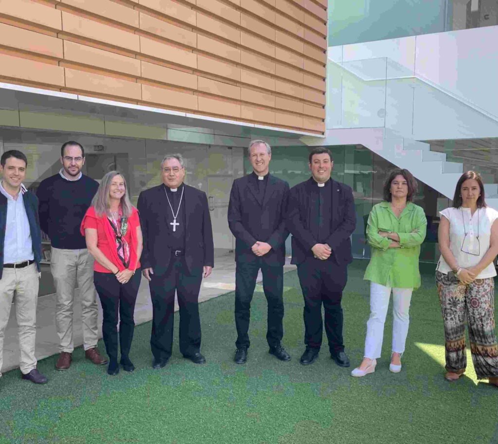 foto_equipo_directivo_con_arzobispo