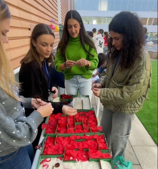 Feria-del-juego-estudiantes-preparando-talleres