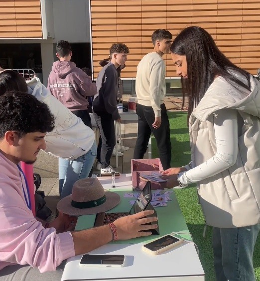 Feria-del-juego-estudiantes-preparando-talleres-2