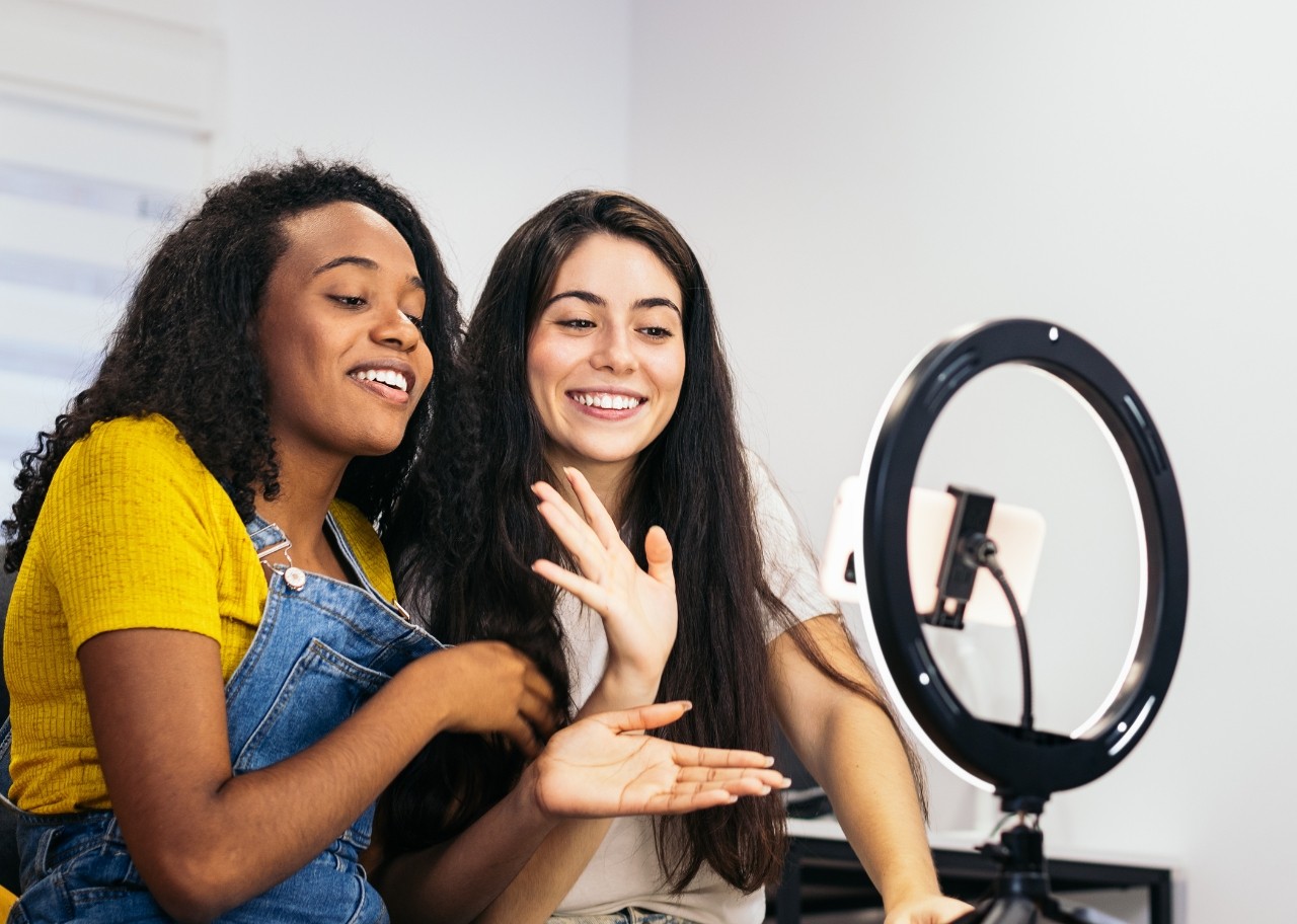 estudiantes-grabando-un-video