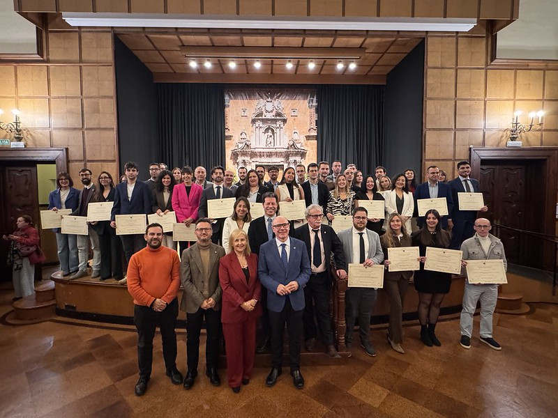 foto-de-familia-de-los-estudiantes-reconocidos-por-la-ugr